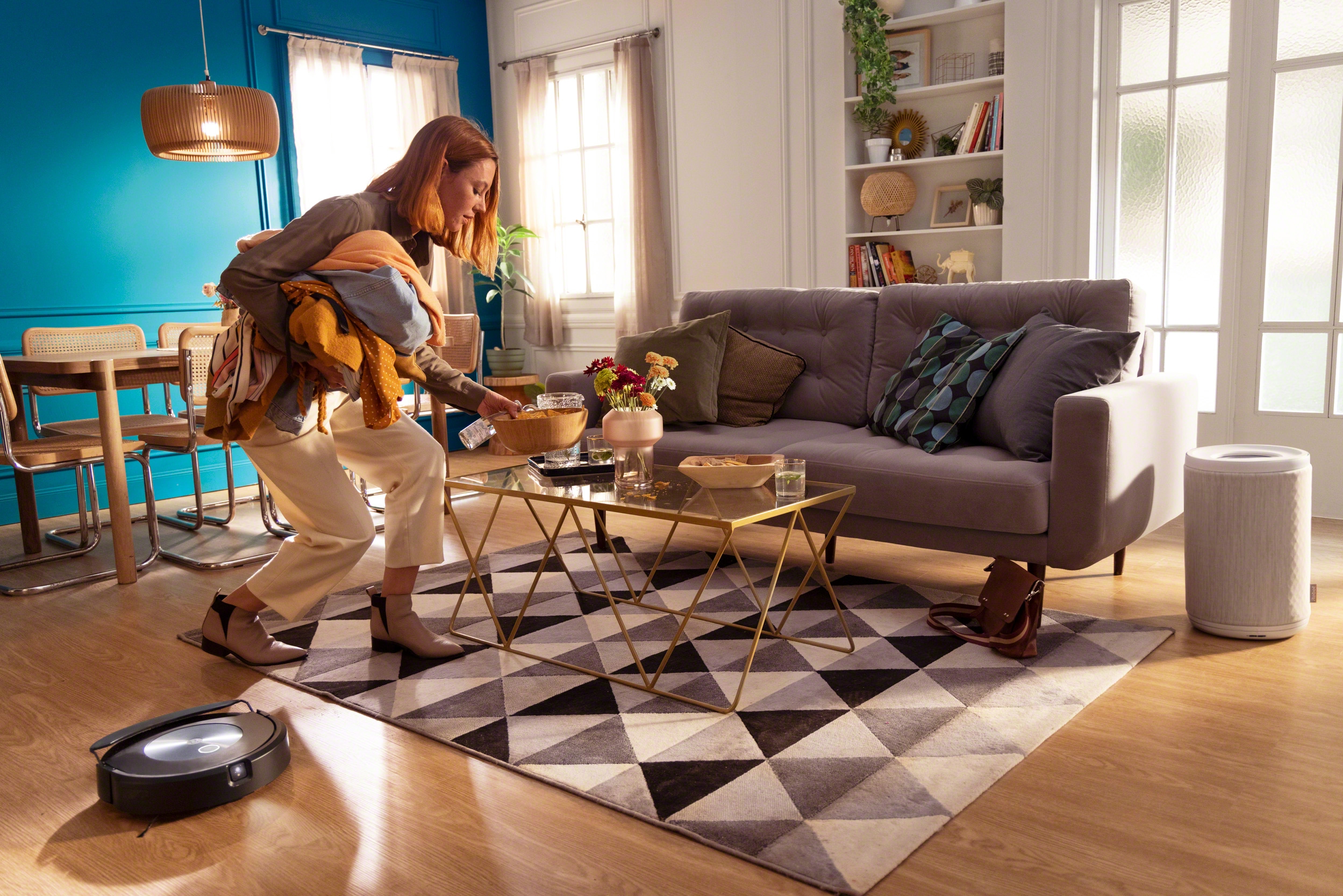 RoombaCombo_j7_j7+_Graphite_a7_Cloud_Photo_Lifestyle_HandsFree