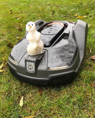 Zimná inštalácia aj s prvým snehom 💪🏻⛄️❄️ #husqvarna #husqvarna450x #robotickaKosacka #automower450x